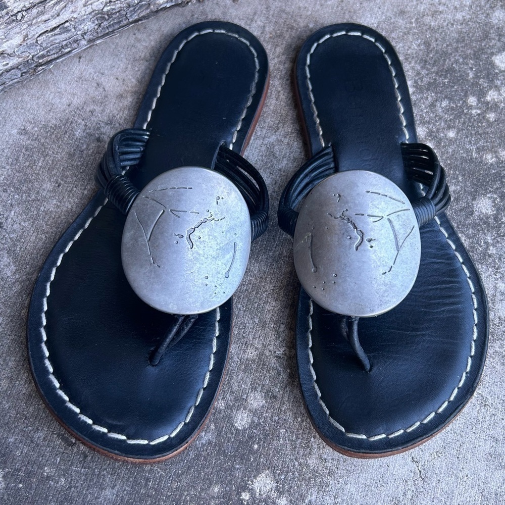 Bernardo Black thong leather sandals with silver medallion Accent Sz-6M.   D